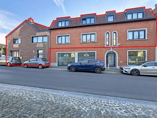 ZEER RUIM APPARTEMENT IN CENTRUM IEPER HET APPARTEMENT IS INGEDEELD ALS VOLGT: GELIJKVLOERS:RUIME INKOMHAL MET MOGELIJKHEID OM FIETSEN TE PLAATSEN EN...