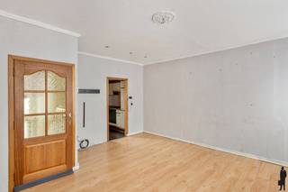 <strong>Gezinswoning met garage nabij Troonplaats<br /><br /></strong>Welkom in de <strong>Hof ter Bekestraat</strong>: een rustige en aangename straat in een van de meest geliefde buurten van Antwerpen. Vlakbij de <strong>Troonplaats</strong> en <strong>Hof van Leysen</strong>, bevindt zich deze woning in een ideale wijk voor gezinnen: kindvriendelijk, met gezellige pleintjes, scholen en winkels op wandelafstand. Dankzij de <strong>vlotte bereikbaarheid</strong> met zowel openbaar vervoer als invalswegen, combineert deze locatie het beste van twee werelden: <strong>rustig wonen in de stad</strong>.<br /><br />De woning zelf biedt een solide basis en heel wat potentieel voor wie op zoek is naar een renovatieproject met ruimte en structuur.<br /><br /><strong>Indeling</strong>:<br />- <strong>Gelijkvloers</strong>: ruime <strong>inpandige garage</strong> met sectionale poort, voldoende plaats voor een wagen en extra opbergruimte<br />- <strong>Eerste verdieping</strong>: gezellige leefruimte / eetkamer met keuken<br />- <strong>Tweede verdieping</strong>: twee slaapkamers en een badkamer<br />- <strong>Derde verdieping</strong>: twee extra slaapkamers<br /><br />De woning biedt een solide basistructuur en de mogelijkheid om ze volledig naar eigen smaak en comfort te renoveren. Met haar centrale ligging, garage, en gezinsvriendelijke omgeving, is dit een echte kans om een thuis te bouwen in een buurt die blijft groeien in waarde.