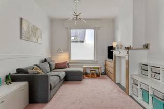 <p><span>Gerenoveerde gezinswoning met Zuid-Oost georiënteerde tuin (707 m²)</span></p><p><span> </span></p><p><span>In de Olsenestraat 108 te Zulte staat deze volledig gerenoveerde gezinswoning klaar voor haar nieuwe bewoners. De huidige eigenaars renoveerden de woning in 2018 grondig, zodat u hier zonder werken kunt intrekken. Met ± 115 m² bewoonbare oppervlakte op een ruim perceel van 707 m² geniet u van ruimte én comfort.</span></p><p><span>Ook op energievlak is deze woning goed uitgerust: hoogrendementsbeglazing, doorgedreven isolatie, zonnepanelen (5.980 Wp) én een condenserende gasketel zorgen voor een aangenaam binnenklimaat en een EPC-label C. Het asbestattest bevestigt dat de woning asbestveilig is, en er geldt geen renovatieverplichting.</span></p><p><span> </span></p><p><span>INDELING</span></p><p><span>Gelijkvloers: Inkomhal - open leefruimte met zithoek, eethoek en vlotte doorgang naar de keuken - badkamer met ligbad en douchewand, lavabo, toilet en aansluiting voor de wasmachine - toegang tot de droge kelder.</span></p><p><span>Eerste verdieping: De nachthal geeft toegang tot een ruime slaapkamer met inmaakkast. Van daaruit bereikt u een tweede slaapkamer, die werd opgedeeld in twee ruimtes, elk met een eigen deur en verwarming. Met een beperkte ingreep beschikt u zo over drie volwaardige slaapkamers.</span></p><p><span>Buiten: Een oprit met poort leidt naar de vrijstaande garage met bergruimte. Verder zijn er een (overdekt) terras en een buitenberging. Daarachter strekt zich een zeer ruime tuin uit, georiënteerd op het zuidoosten, met gazon, bomen en een vrij zicht op het achterliggende groen.</span></p><p><span> </span></p><p><span>TROEVEN</span></p><p><span>· Volledig gerenoveerd in 2018, instapklaar</span></p><p><span>· Ruime tuin met bomen en open zicht op het groen</span></p><p><span>· Condenserende gasketel en zonnepanelen (5.980 Wp)</span></p><p><span>· Asbestveilig, geen renovatieverplichting</span></p><p><span> </span></p><p><span>INFO</span></p><p><span>· EPC: 296 kWh/m²/jaar, label C</span></p><p><span>· De vermelde bewoonbare oppervlakte betreft de bruto oppervlakte zoals vermeld in het EPC-attest.</span></p><p><span>· Stedenbouwkundige informatie: Vg | Wg | Gmo | Gvkr | Gvv</span></p><p><span>· Watertoets: gebouwscore A | perceelscore A</span></p><p><span>· Vrij vanaf 15/05/2027</span></p><p><span> </span></p><p><span>Meer informatie of een bezoek inplannen? Contacteer Ellen op 0474 86 04 52 of via ellen@heritagevastgoed.be.</span></p><p><span> </span></p>