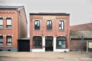 In de Kaasstraat te Attenhoven vindt u deze volledig vernieuwde, stijlvol afgewerkte woning met een bewoonbare oppervlakte van ca. 192 m².De unieke...