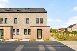 <p>Lancering FASE 2; koop nu aan 6% BTW! <br /><br />Dit kwalitatief prachtig nieuwbouwproject zal u verrassen: <br />goedgelegen (rustig en aangenaam doch dichtbij winkels en invalswegen) kwalitatieve BEN-WONINGEN. <br /><br />INDELING: 2 ondergrondse garages met extra berging, lichtrijke leefruimte met open geïnstalleerde keuken, berging/wasplaats, 4 slaapkamers, 2 badkamers en aangename stadtuin. <br /><br />Als koper nog inspraak in keuze van materialen. <br /><br />* Energiezuinige woning: vloerverwarming op warmtenet, <br />* dubbele beglazing PVC, <br />* extra geïsoleerd<br />* goeie locatie<br /><br />Meer info? tessa@immobeguin.be</p>