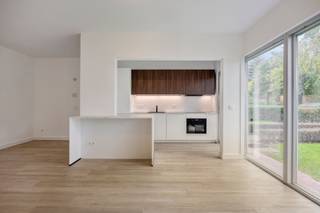 <p><span>Lichtrijk gelijkvloers appartement met 2 slaapkamers en garagebox op een toplocatie in Edegem.</span></p><p><span> </span></p><p><span>Dit gelijkvloerse appartement op een toplocatie in Edegem werd volledig gerenoveerd in 2026. Met zijn hedendaagse afwerking, aangename lichtinval en praktische indeling biedt het een comfortabele plek om thuis te komen.</span></p><p><span> </span></p><p><span>De leefruimte vormt het hart van het appartement. Dankzij de vele natuurlijke lichtinval voelt deze ruimte open en uitnodigend aan, met plaats voor een gezellige zit- en eethoek. De volledig afgewerkte open keuken sluit hier mooi op aan en zorgt voor een aangenaam geheel waarin koken en samenzijn hand in hand gaan.</span></p><p><span> </span></p><p><span>Het appartement beschikt over twee slaapkamers. De tweede kamer kan ook perfect dienen als bureau, logeerkamer of dressing. De moderne badkamer is uitgerust met een inloopdouche en sluit aan bij de verzorgde afwerking van de rest van het appartement.</span></p><p><span> </span></p><p><span>Een garagebox biedt een praktische oplossing voor het parkeren van je wagen en extra bergruimte. De ligging op het gelijkvloers zorgt bovendien voor een vlotte toegang.</span></p><p><span>Maandelijkse kosten; € 125,00</span></p><p><span> </span></p><p><span>Troeven</span></p><ul><li><span>Volledig gerenoveerd in 2026</span></li><li><span>Gelijkvloerse ligging</span></li><li><span>Veel natuurlijke lichtinval</span></li><li><span>Twee slaapkamers</span></li><li><span>Volledig afgewerkte open keuken</span></li><li><span>Moderne badkamer met inloopdouche</span></li><li><span>Garagebox</span></li><li><span>Toplocatie in Edegem</span></li></ul><p><span> </span></p><p><span>Interesse in dit gerenoveerde appartement? Neem contact met ons op en ontdek het tijdens een bezoek!</span></p>