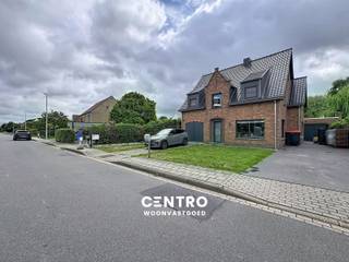 Mooi GERENOVEERDE VILLA op circa 1.000m² grond met 5 slpks, woningbijgebouw en ZUIDgerichte tuin te Zedelgem!<br /><br /><span><span><span><span><span><span><span><span><span><span><span><span><span><span>Een ruime gezinsvilla waar comfort en ruimte perfect samenkomen.</span></span></span></span></span></span></span></span></span></span></span></span></span></span><br /><span><span><span><span><span><span><span><span><span><span><span><span><span><span>Welkom in deze charmante villa te Zedelgem, een bijzonder veelzijdige eigendom die zich onderscheidt door haar combinatie van stijlvol wonen, royale ruimtes en woningbijgebouw.</span></span></span></span></span></span></span></span></span></span></span></span></span></span><br /><span><span><span><span><span><span><span><span><span><span><span><span><span><span>Deze gerenoveerde woning biedt alles wat een groot gezin. Met 5 slaapkamers is er ruimte voor het hele gezin én voor wie graag beschikt over een extra bureau, hobbyruimte of andere multifunctionele kamers.</span></span></span></span></span></span></span></span></span></span></span></span></span></span><br /><br /><span><span><span><span><span><span><span><span><span><span><span><span><span><span>Een droom voor wie nood heeft aan ruimte voor stock, materiaal, voertuigen...</span></span></span></span></span></span></span></span></span></span></span></span></span></span><br /><span><span><span><span><span><span><span><span><span><span><span><span><span><span>COMFORTABEL GEZINSLEVEN</span></span></span></span></span></span></span></span></span></span></span></span></span></span><br /><span><span><span><span><span><span><span><span><span><span><span><span><span><span>De gerenoveerde villa straalt ruimte en comfort uit en vormt een ideale thuisbasis voor een groot gezin.</span></span></span></span></span></span></span></span></span></span></span></span></span></span><br /><span><span><span><span><span><span><span><span><span><span><span><span><span><span>Met vijf slaapkamers is er voldoende plaats voor kinderen, gasten en thuiswerk. De woning kan bovendien flexibel worden ingericht volgens de behoeften van de nieuwe eigenaar.</span></span></span></span></span></span></span></span></span></span></span></span></span></span><br /><span><span><span><span><span><span><span><span><span><span><span><span><span><span>Buiten wacht een aangename zuidgerichte tuin, de perfecte plek om te ontspannen, kinderen te laten spelen of tijdens zonnige dagen gezellig samen te genieten.</span></span></span></span></span></span></span></span></span></span></span></span></span></span><br /><span><span><span><span><span><span><span><span><span><span><span><span><span><span>UITSTEKENDE BEREIKBAARHEID</span></span></span></span></span></span></span></span></span></span></span></span></span></span><br /><span><span><span><span><span><span><span><span><span><span><span><span><span><span>Ook qua ligging scoort deze eigendom bijzonder goed. De woning bevindt zich in een aangename omgeving in Zedelgem en geniet van een zeer vlotte verbinding met de autosnelweg.</span></span></span></span></span></span></span></span></span></span></span></span></span></span><br /><span><span><span><span><span><span><span><span><span><span><span><span><span><span>Een belangrijke troef voor wie dagelijks pendelt, klanten bezoekt of regelmatig onderweg is.</span></span></span></span></span></span></span></span></span></span></span></span></span></span><br /><span><span><span><span><span><span><span><span><span><span><span><span><span><span>EEN EIGENDOM MET MOGELIJKHEDEN</span></span></span></span></span></span></span></span></span></span></span></span></span></span><br /><span><span><span><span><span><span><span><span><span><span><span><span><span><span>Dit is een eigendom die meegroeit met uw leven en uw plannen:</span><br /><span><span>ruim wonen, stockeren, hobby’s uitoefenen en genieten van de tuin – allemaal op één adres.<br /><br /><strong>INDELING:<br /><u><em>Gelijkvloers:</em></u></strong><br />Ruime inkomhal - living met gezellige zithoek en eetplaats - volledig ingerichte open keuken (O.a. met inductiefornuis, dampkap, dubbele spoelbak, heteluchtoven, ingebouwde microgolfoven, ruime frigo én vaatwasmachine) - koele berging / wasplaats - kelder - afzonderlijk toilet - ruime garage - 2 ruime opritten - volledig omheinde tuin met ZUIDgericht terras en kippenren - volledig geïsoleerde verwarmde opslagruimte/woningbijgebouw (Circa 75m2/met drijfkracht en automatische sectionale poort).<br /><br /><u><em><strong>Eerste verdieping:</strong></em></u><br />Lichtrijke nachthal - ruime badkamer (O.a. met dubbel lavabomeubel, hangtoilet, ligbad én douche) - masterbedroom met aanpalende dressing (Afgewerkt met sfeervolle ledverlichting ) - slaapkamer 2 - slaapkamer 3 (Momenteel ingericht als bureel).<br /><br /><u><em><strong>Tweede verdieping:</strong></em></u><br />Nachthal - 2 ruime slaapkamers.<br /><br /><u><strong>Opmerkingen:</strong></u><br />- Elektriciteit volledig GOEDgekeurd!<br />- Regenwaterput (5.000l) aanwezig.<br />- NIEUW geïsoleerd dak op de woning en op de opslagruimte (EPDM).<br />- 20cm dakisolatie.<br />- Bijna overal ROLLUIKEN aanwezig (Op het gelijkvloers elektrisch).<br />- RECENTE ramen in de woning én bijgebouw (PVC)!<br />- 12 Zonnepanelen aanwezig.<br />- Alarminstallatie in de woning.<br />- Domotica aanwezig.<br />- Alle GORDIJNEN blijven hangen.<br />- Volledig geschilderd met vliesbehang.<br />- Zeer veel maatwerk (inbouwkasten).</span></span></span></span></span></span></span></span></span></span></span></span></span></span></span><br /><br /><span><span><span><span><span><span><span><span><span><span><span><span><span><span>Zeer interessante woning voor g</span></span></span></span></span></span></span></span></span></span></span></span></span></span><span><span><span><span><span><span><span><span><span><span><span><span><span><span>rote gezinnen, p</span><span>ersonen met een zelfstandig (bij)beroep, w</span><span>ie wonen en werken wil combineren</span></span></span></span></span></span></span></span></span></span></span></span></span></span><br /><span><span><span><span><span><span><span><span><span><span><span><span><span><span>Op zoek naar een woning met ruimte voor uw gezin én uw ambities? Dan verdient deze eigendom absoluut uw aandacht. Aarzel zeker niet om een bezoek te brengen aan deze opportuniteit: 050/70.01.02 - info@centro.be.</span></span></span></span></span></span></span></span></span></span></span></span></span></span>