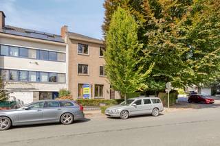 <p>immo DAVID stelt u deze zeer ruime (352m2!) en veelzijdige woning voor, bestaande uit een hoofdwoning met 4 slaapkamers en een afzonderlijk appartement op de bovenste verdieping. Dankzij de indeling biedt deze eigendom tal van mogelijkheden, onder andere als ruime gezinswoning, kangoeroewoning of meergezinswoning. De woning beschikt bovendien over een gunstig EPC-label C.</p>
<p>Op het gelijkvloers vindt u een ruime inkomhal met toilet, toegang tot de kelder en garage, een bureau en een ruime, lichtrijke leefruimte met aansluitend de keuken. Op de eerste verdieping bevinden zich 4 slaapkamers en een badkamer.</p>
<p>De bovenste verdieping omvat een volledig ingericht appartement met woonkamer, keuken, badkamer en 2 slaapkamers. De aanwezige zolderruimte biedt bovendien de mogelijkheid om het appartement uit te breiden tot een volwaardige duplex, mits de nodige vergunningen.</p>
<p>De ruime kelderverdieping beschikt over een grote berging, technische ruimte met mazoutketel en douche, een aparte wasplaats en een zeer ruime garage.</p>
<p>Verder geniet de woning van een aangename westgerichte tuin, waar u volop kunt genieten van de namiddag- en avondzon.</p>
<p>De woning is uitstekend gelegen, nabij de Ring, Brussel, scholen, openbaar vervoer, winkels, de fietssnelweg, UZ Jette en het Laarbeekbos.</p>
<p>Een veelzijdige eigendom met heel wat potentieel, ideaal voor wie op zoek is naar ruimte en mogelijkheden.</p>