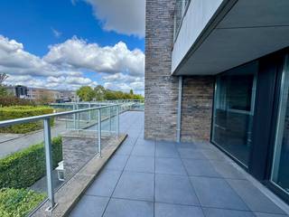 TE KOOP – ZWIJNAARDE | Stijlvol, energiezuinig én instapklaar. Welkom in dit recent en luxueus afgewerkt appartement in Zwijnaarde, een plek...