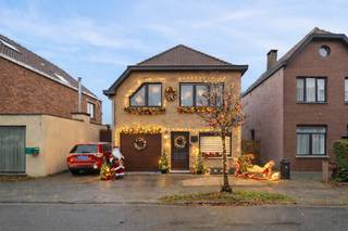 Op de benedenverdieping bevinden zich de woonkamer met aansluitend een ruime keuken, de badkamer en het bureau. Al deze ruimtes kijken uit op de...