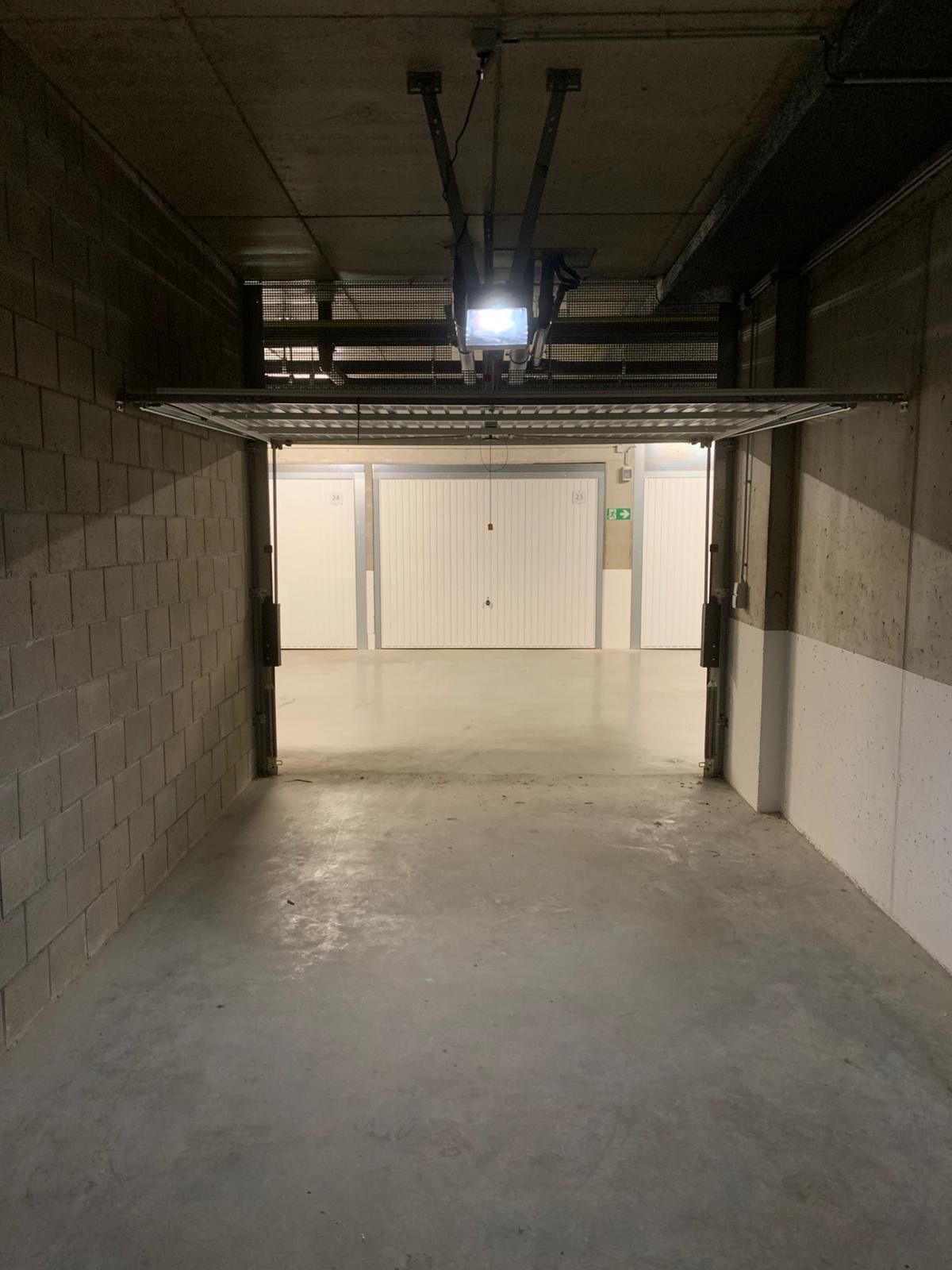 Gesloten, ruime garagebox te Blankenberge - foto 4