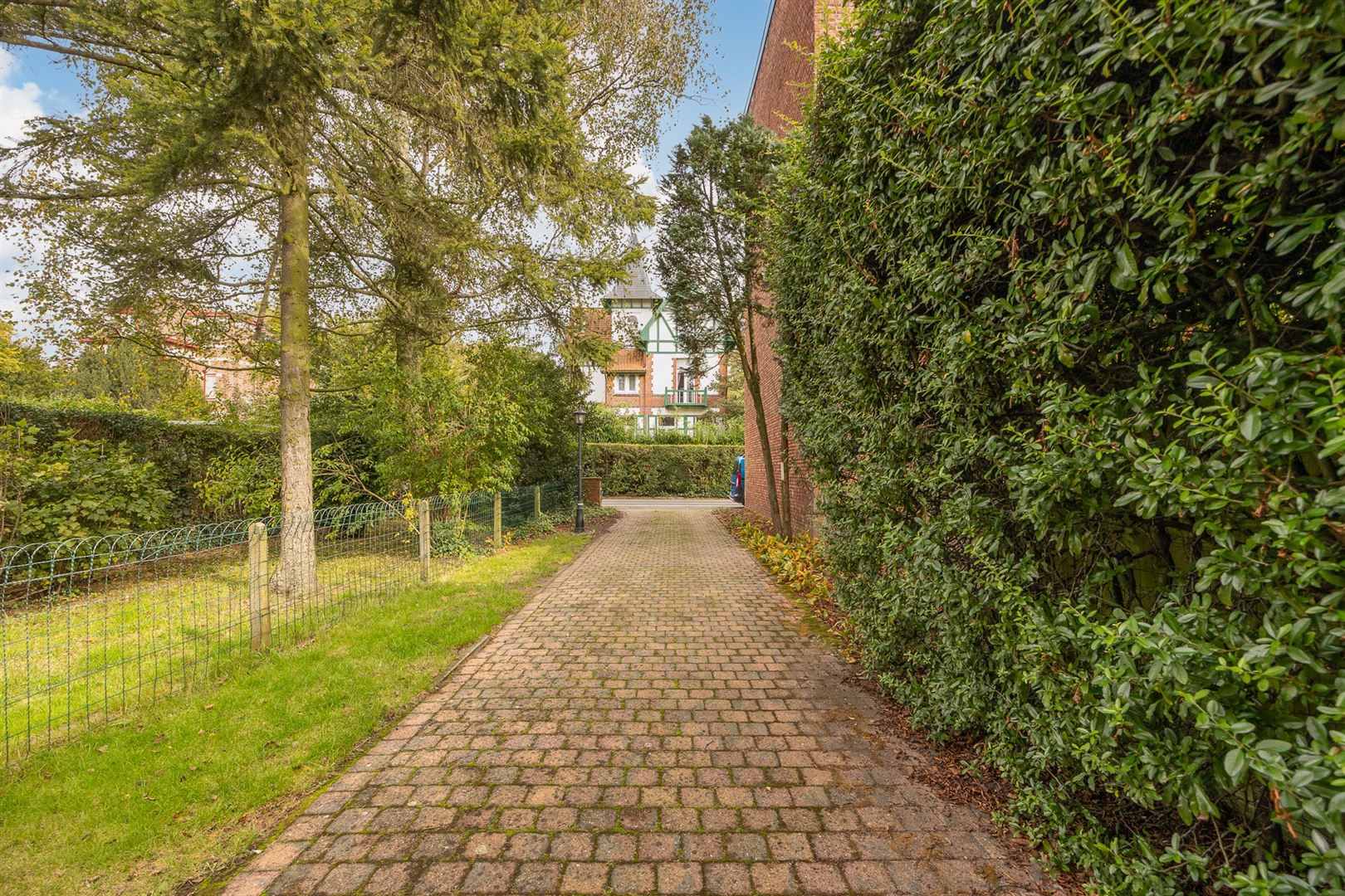 Halfopen bouwgrond in een rustige straat - foto 1
