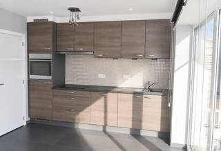 <p>Deze instapklare woning met drie slaapkamers, een bewoonbare oppervlakte van 135 m² en een garage is absoluut een bezoek waard. Dankzij de uitstekende isolatie en de warmtepomp geniet u van optimaal wooncomfort én een laag energieverbruik.</p><p></p><p>Via de inkomhal met gastentoilet bereikt u de lichtrijke leefruimte met open, volledig uitgeruste keuken.</p><p>De keuken beschikt over een koelkast, kookplaat, dampkap en oven en sluit aan op een praktische berging met aansluitingen voor een wasmachine.</p><p></p><p>De leefruimte biedt een aangenaam zicht op het aangelegde terras en de onderhoudsvriendelijke tuin. Via een afsluitbaar poortje achteraan bereikt u rechtstreeks de garage, wat zorgt voor extra comfort.</p><p></p><p>Op de eerste verdieping bevinden zich drie volwaardige slaapkamers, een apart toilet en een moderne badkamer met lavabomeubel, ligbad en aparte douche.</p><p></p><p>De woning is gunstig gelegen nabij het centrum van Deinze, met winkels, scholen, openbaar vervoer en recreatiemogelijkheden op korte afstand. Bovendien geniet u van een vlotte verbinding naar Aalter, de E40 en de E17 richting Gent en Kortrijk.</p><p>De ideale woning voor wie energiezuinig, comfortabel en centraal wil wonen.</p>