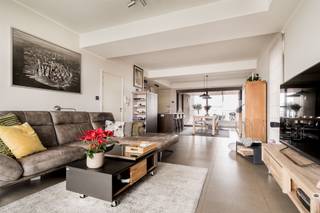 <p><span>Au 5ème étage d'un immeuble de qualité sur Winketkaai se trouve cet exceptionnel appartement de deux chambres à coucher avec deux terrasses. </span></p><p><span>L'ascenseur mène directement à un hall privé, qui peut parfaitement être aménagé en vestiaire avec toilettes et qui crée immédiatement un sentiment d'exclusivité et d'intimité.</span></p><p><span>L'espace de vie spacieux et ouvert avec une cuisine entièrement équipée s'étend d'une terrasse à l'autre et est baigné de lumière naturelle. </span></p><p><span>À l'arrière, vous bénéficiez d'une grande terrasse couverte donnant sur une cour verte entièrement aménagée —, une oasis de calme et de tranquillité. </span></p><p><span>À l'avant, la terrasse ensoleillée offre une vue ouverte et dégagée sur le Winketkaai, idéale pour découvrir l'eau et ses environs.</span></p><p><span>L'appartement comprend une chambre principale avec salle de bain équipée, une deuxième chambre avec salle de douche attenante et une pièce de rangement privée séparée. </span></p><p><span>Tout est aménagé avec soin, dans un souci de confort et de qualité. Le certificat d'électricité est conforme.</span></p><p><span>L'emplacement est un avantage absolu : proche du centre ville, avec un accès facile aux axes routiers et aux transports en commun, des commerces accessibles à pied et situé au cœur d'une belle zone de développement </span></p><p><span>au cœur d'une belle zone de développement qui allie parfaitement tranquillité et dynamisme. L'immeuble dispose également d'un local à vélos.</span></p><p><span>Dans le parking souterrain, il y a une place de parking + débarras qui doit être achetée obligatoirement à € 30.000.</span></p><p><span>Une opportunité rare pour ceux qui veulent vivre sans compromis dans un endroit de choix à Malines, où l'eau, la verdure et le confort urbain se côtoient harmonieusement.</span></p><p><span> </span></p><p><span> </span></p>