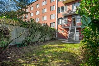 Op een rustige locatie te Wilrijk vinden we dit ruime appartement met 2 slaapkamers, 3 autostaanplaatsen en zonnige tuin. U bevindt zich hier op wandelafstand van supermarkten, eet-en drankgelegenheden, winkels, scholen, het openbaar vervoer alsook het Park Van Eeden. De A12, de oprit van de E19 alsook het Universitair Ziekenhuis Antwerpen bereikt u binnen de 5 à 10 minuten met de auto.<br /><br />Het appartement situeert zich op de eerste verdieping van een kleinschalig gebouw, te bereiken met lift of trap. We betreden het appartement via de ruime inkomhal met apart gastentoilet. De sfeervolle leefruimte met veel natuurlijke lichtinval kan u inrichten met een gezellige zithoek en aparte eetplaats. Aangrenzend bevindt zich de keuken, voorzien van een basis uitrusting. Via de nachthal komen we bij de badkamer, uitgerust met een lavabo, ligbad en aansluiting voor wasmachine. Verder geeft de hal ons toegang tot de twee slaapkamers, alsook een extra ruimte die ingericht kan worden als bureau of dressing. Eén van de slaapkamers geeft ons toegang tot het balkon met trap richting de oostgerichte tuin, waar u steeds in alle rust kan genieten van het mooie weer. Deze groene oase in een residentiële en gegeerde buurt te Wilrijk is zeer uniek. Verder beschikt het appartement over een gelijkvloerse berging alsook de mogelijkheid tot 3 autostaanplaatsen, waarvan twee tandemstaanplaatsen in de garage.<br /><br />Dit is een uitstekende opportuniteit als u op zoek bent naar een ruim appartement met 2 slaapkamers, 3 autostaanplaatsen en tuin op een rustige locatie te Wilrijk. Contacteer ons voor meer informatie op 0472 82 80 66 of neem een kijkje op www.boonstravastgoed.be. <br /><br />Bijzonderheden:<br />- Ruime oostgerichte tuin<br />- 3 autostaanplaatsen achter elkaar<br />- Centrale locatie, toch in de groene rand