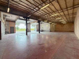 Goed gelegen opslagruimte met een oppervlakte van 360m².<br /><br />De loods is toegankelijk via twee geautomatiseerde sectionale poorten (3.90m) en een loopdeur.<br />Voorzieningen : stadswater, boorputwater, verlichting, drijfkracht en perslucht.<br /><br />Binnen de loods is er ook nog een aparte atelierruimte, sanitaire voorzieningen bestaande uit toiletten en douche + een kitchenette/eetruimte.<br /><br />Ruime parkeer- en manoeuvreerruimte op de verharde site voor- en naast de loods.<br /><br />Deze opslagruimte bevindt zich op enkele minuten rijden van het op- en afrittencomplex van de E403 (afrit Ruddervoorde).