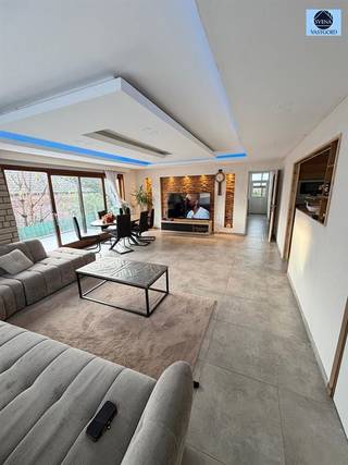 HOUSE WITH COMMERCIAL SPACE AND 3 BEDROOMSAsking price: 470,000 euroThis property is 2-part , viz at the bottom it is a well running garage.Cease due...