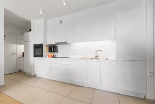 <p>Recent appartement in het centrum van Waregem met zicht op de binnentuin en een ruim zonneterras.</p>

<p> </p>

<p>Dit verzorgd appartement uit 2019 combineert comfortabel wonen met een centrale ligging in Waregem. De leefruimte geniet van veel natuurlijk licht en geeft rechtstreeks uit op het ruime terras aan de zonnekant, ideaal om in alle rust te ontspannen. Het open zicht op de binnentuin zorgt voor een aangename en groene woonbeleving midden in het centrum. Dankzij de praktische indeling, moderne afwerking en private parkeerplaats is dit appartement een interessante keuze voor wie comfortabel en energiezuinig wil wonen.</p>

<p> </p>

<p>Belangrijkste ruimtes:<br />• Inkomhal met videofoon en ingemaakte kasten<br />• Lichtrijke living met toegang tot het terras<br />• Open keuken met praktische indeling<br />• Ruime slaapkamer<br />• Badkamer met hedendaagse afwerking<br />• Berging met extra opbergruimte<br />• Ruim terras aan de zonnekant met zicht op de binnentuin<br />• Private parkeerplaats</p>

<p> </p>

<p>Troeven:<br />• Zicht op de rustige binnentuin<br />• Ruim terras aan de zonnekant<br />• Centrale ligging in het centrum van Waregem</p>

<p> </p>

<p>Neem vandaag nog contact op met je ERA-makelaar voor een bezoek.</p>

<p> </p>

<p>JOUW DROOMAPPARTEMENT. ZO GEVONDEN!</p>