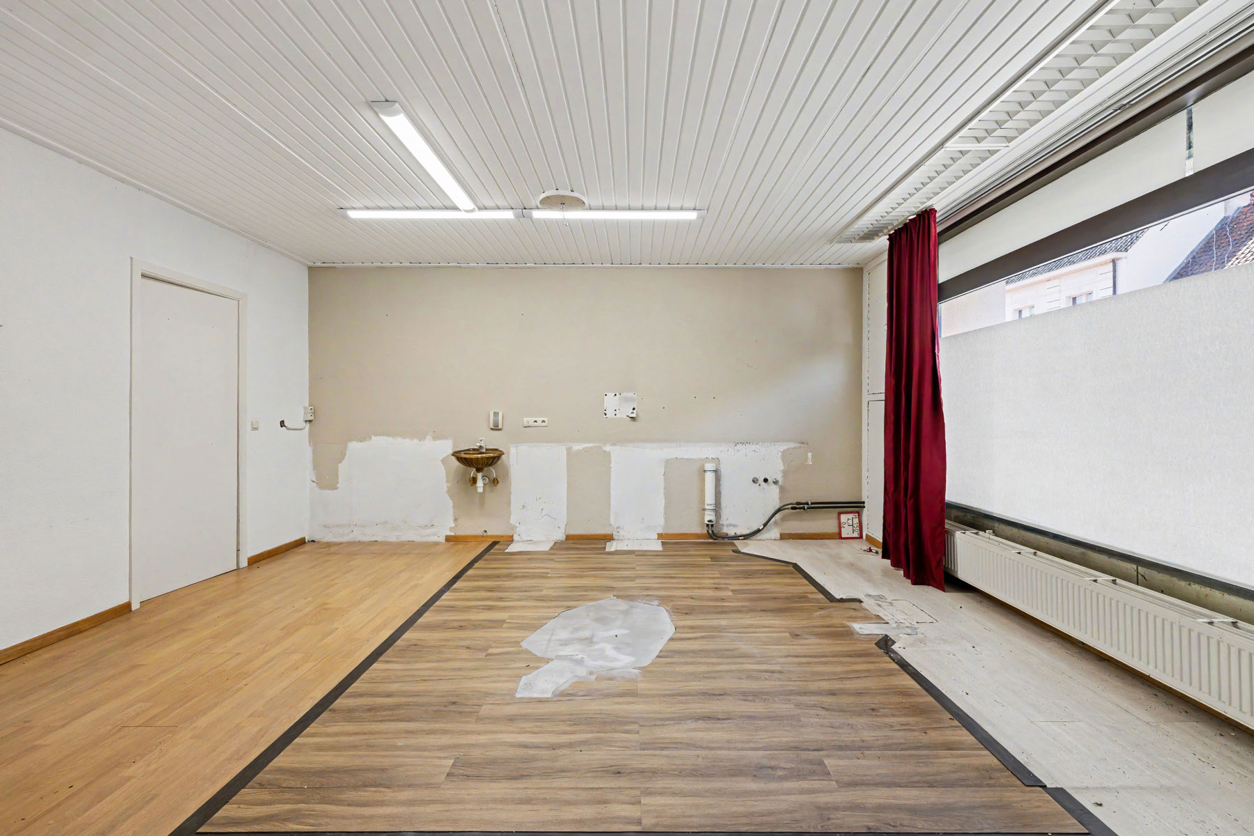 Ruime handelswoning, praktijkruimte, wachtzaal en grote tuin - foto 5