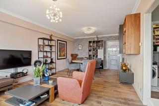 Op zoek naar een instapklaar appartement op een toplocatie? Dan is dit aangename appartement in het centrum van Izegem zeker een bezoek waard.<br /><br />Bij het betreden van het appartement komt u terecht in een lichtrijke en ruime leefruimte die geniet van veel natuurlijke lichtinval. Aansluitend bevindt zich de volledig geïnstalleerde keuken, voorzien van alle hedendaagse comfort. Naast de keuken vindt u een praktische berging/wasplaats, ideaal voor extra opbergruimte.<br /><br />Verder beschikt het appartement over twee volwaardige slaapkamers en een verzorgde badkamer.<br /><br />Een absolute troef is de inbegrepen garagebox, die mee in de vraagprijs is begrepen en zorgt voor extra comfort en een veilige parkeerplaats.<br /><br />Dankzij de centrale ligging bevinden winkels, horeca, openbaar vervoer en andere voorzieningen zich op wandelafstand.<br /><br />Met zijn gunstige EPC-score, instapklare afwerking en uitstekende ligging is dit appartement zowel ideaal als eigen woonst als een interessante investering met een mooi verhuurpotentieel.<br /><br />Troeven:<br /><br />Instapklaar appartement<br />Hartje Izegem<br />Lichtrijke leefruimte<br />Volledig geïnstalleerde keuken<br />Praktische berging/wasplaats<br />2 volwaardige slaapkamers<br />Garagebox inbegrepen in de prijs<br />Gunstig EPC<br />Ideaal voor eigen bewoning of als investering<br /><br />Wenst u een bezoek aan dit appartement? Aarzel dan niet om contact op te nemen met Dieter op het nummer 0484/92.44.37 of via dieter@rovac.be