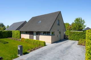 Deze gezinswoning is gelegen in een rustige, residentiële wijk in Merelbeke (Kwenenbos ) en biedt een ideale combinatie van ruimte, licht en comfort.<br /><br />INDELING:<br />Bij het betreden van de woning komt u in de inkomhal met gastentoilet en een apart bureau. <br />Verder loopt u door naar de ruime en lichtrijke leefruimte met grote open keuken. <br />De vide in de leefruimte zorgt voor een bijzonder ruimtelijk gevoel. <br />De keuken is volledig ingericht met tal van maatkasten en sluit aan op een praktische wasplaats/berging.<br /><br />Op de verdieping tellen we drie slaapkamers en een badkamer met inloopdouche. <br />De ruime overloop met vide kan ook ingericht worden met een open bureau/hobbyruimte of dichtgemaakt worden voor een extra kamer.<br /><br />Vanuit de leefruimte heeft u rechtstreeks toegang tot de grote, aangelegde tuin en het mooie terras. <br />De volledig afgesloten tuin met tuinhuis/fietsenberging is kindvriendelijk en vormt een absolute meerwaarde.<br /><br />TROEF: De ligging! <br />Wonen op de Kwenenbos is rustig wonen in een residentiële wijk, op wandel- en fietsafstand van de Scheldevallei, het Rotary bos, scholen, winkels en openbaar vervoer.<br /><br />KORTOM: dit is de ideale gezinswoning, de woning is 100% instap klaar. <br />Hier hoef je alleen maar uw meubelen te plaatsen om dan te genieten van uw nieuwe (t)huis!<br /><br />Voor meer informatie of een bezoek contacteer Marianne: 0478 38 12 88.