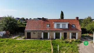 In de rustige en kindvriendelijke woonwijk ‘De Mokker’ te Koekelare stellen wij u dit veelzijdige renovatie- of nieuwbouwproject voor. De...