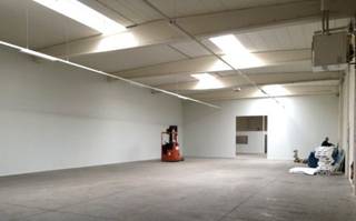 Kantoor 270m² met veel lichtinval en magazijn van 90m² nabij Leuvensesteenweg op centrale locatie Zaventem met gratis parking.- Kantoor 270m²-...