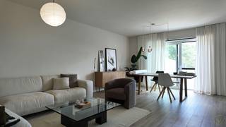 De woning is gelegen in de Oude Staatsbaan te Waarschoot en geniet van een uitstekende afwerking.<br /><br />Samenstelling: inkomhal, woonkamer met open keuken en aanpalende berging, toilet, inpandige garage.<br /><br />Op de verdieping: 3 slaapkamers, badkamer met ligbad en douche, apart toilet. Ook is er een ruime zolderverdieping voorzien.<br /><br />De woning geniet van een ruime tuin met tuinhuis.<br /><br />Er werd veel aandacht besteed aan de energiezuinigheid van de woning, daardoor zal de woning genieten van een label A.<br /><br /><strong>Vraag uw bezoekmoment aan via onze website!</strong>