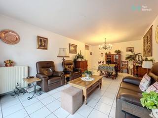 Tel: 0456 12 69 37 / E-mail: kilian.f@weinvest.be<br /><br />We Invest biedt exclusief dit prachtige appartement van 96 m² bruto aan, gelegen in een rustige doodlopende straat in de onmiddellijke nabijheid van UZ Brussel, het Laarbeekbos en de snelwegen E19 en E40.<br /><br />Gelegen op de 4e verdieping met lift, bestaat het uit:<br />een inkomhal, een lichtrijke woonkamer, een half uitgeruste keuken, twee slaapkamers (+/- 15 m² en +/- 13 m²), een badkamer met aansluiting voor wasmachine en droogkast, een berging en een apart toilet.<br /><br />Het appartement beschikt eveneens over een parkeerplaats en een kelder in de ondergrond van hetzelfde gebouw.<br /><br />Mobiliteit: Tram 9 - Bus 13 en 88<br /><br />Huurprijs: €1.300<br />Kosten: €130 (inclusief onderhoud van de gemeenschappelijke delen en privatief waterverbruik)<br /><br />EPC: C<br /><br />Beschikbaar vanaf 15/05/2026 - Minimum huurcontract van één jaar.<br /><br />Aarzel niet om een bezoek in te plannen!<br />Ontdek meer exclusieve panden op www.weinvest.be.