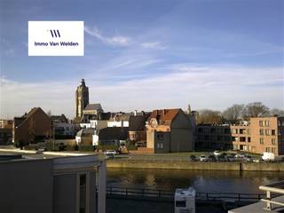 Recent en centraal gelegen appartement op de 3de verdieping met een prachtig zicht ! Ruime living met aansluitend groot terras met zicht over...