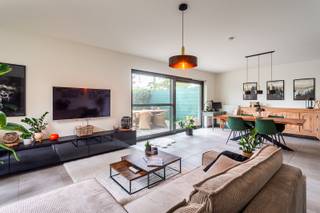 Dit instapklare appartement is gelegen op het gelijkvloers van een kleinschalige en verzorgde residentie in Zwijndrecht. De straat ligt in een rustige, groene omgeving met een aangename woonkwaliteit en toch vlak bij alle voorzieningen. Op wandelafstand vind je winkels, scholen, openbaar vervoer en het station van Zwijndrecht, dat zorgt voor een snelle verbinding met Antwerpen, Sint-Niklaas en de omliggende gemeenten. <br /><br />Bij het betreden van het appartement word je verwelkomd in een ruime inkomhal, die toegang biedt tot de leefruimte. Zodra je de leef- en eetkamer betreedt, valt meteen de ruimte en het licht op — grote raampartijen laten het daglicht overvloedig binnen, terwijl de kwalitatieve tegelvloer zorgt voor een moderne en tijdloze uitstraling. Vanuit de eetkamer stap je rechtstreeks naar de aangename koer/tuin. De moderne keuken sluit naadloos aan op de leefruimte en is volledig uitgerust met hoogwaardige toestellen en veel kastruimte. Aansluitend bevindt zich een praktische berging, ideaal voor het opbergen van boodschappen of huishoudtoestellen. Het appartement beschikt over drie volwaardige slaapkamers, elk met een rustige uitstraling en aangename lichtinval. De verzorgde badkamer is uitgerust met een douche, lavabomeubel en verwarmingsrek, en een apart toilet vervolledigt het geheel. Tot slot is er een kelderberging van ca. 12 m², die extra opbergruimte biedt.