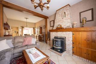 Op te frissen karaktervolle dorpswoning in het hart van 's-Gravenwezel Laat je verleiden door deze charmante dorpswoning, perfect gelegen nabij het...