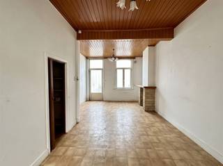 <p><span><strong>Te renoveren rijwoning met diepe tuin in het centrum van Duffel</strong></span></p><p><span>Bent u op zoek naar een woning die u volledig naar eigen smaak kunt renoveren? Dan is deze te renoveren rijwoning, gelegen in het centrum van Duffel, een uitstekende opportuniteit.</span></p><p><span>Op het gelijkvloers bevindt zich een aangename woonkamer, aansluitend een keuken, een badkamer en een praktische wasplaats. Op de eerste verdieping zijn er twee volwaardige slaapkamers. Bovendien beschikt de woning over een ruime zolder die, mits de nodige aanpassingen, perfect kan worden ingericht als derde slaapkamer, hobbyruimte of thuisbureau.</span></p><p><span>Een absolute troef is de diepe tuin, waar u in alle rust kunt genieten van het buitenleven. Achteraan de tuin is er een handige achteruitgang, ideaal om met de fiets of te voet vlot toegang te krijgen.</span></p><p><span>Dankzij de centrale ligging bevinden winkels, scholen, openbaar vervoer en andere voorzieningen zich op wandelafstand. Met de juiste renovatie biedt deze woning alle mogelijkheden om uit te groeien tot een comfortabele gezinswoning of een interessante investering.</span></p><br />