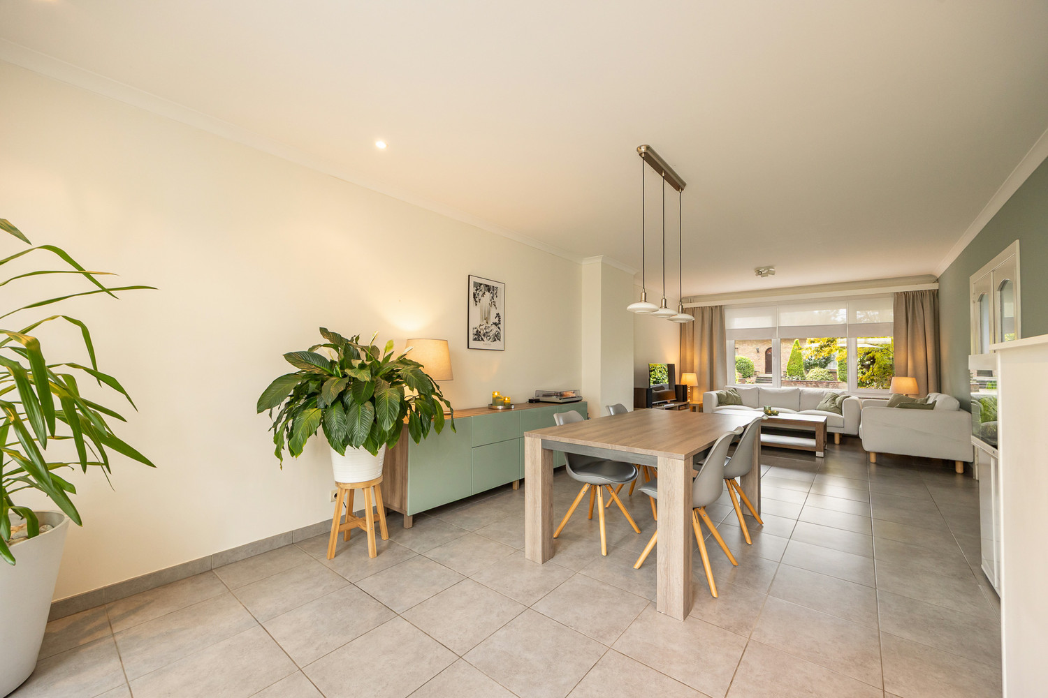 INSTAPKLARE GEZINSWONING MET 4 SLAAPKAMERS EN HEERLIJKE TUIN OP TOPLOCATIE OP DE GRENS EDEGEM/WILRIJK - foto 5
