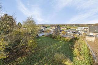 <p>A Tienen-Hakendover, nous vous offrons une opportunité immobilière unique, à savoir un bâtiment commercial à usage mixte sur un terrain de pas moins de 32a40ca. Le passage, l'espace et la visibilité ne manquent pas ! <br /><br />Un concessionnaire automobile y est actuellement établi et, avec ses années d'expérience, il est un incontournable de la région. La propriété est divisée en plusieurs espaces, chacun étant utilisé selon sa destination. Ainsi, le bâtiment principal abrite un garage-atelier (doté de 3 ponts élévateurs et d'un équipement professionnel), une salle d'exposition ainsi qu'un appartement de 4 chambres à coucher. Les voitures peuvent être garées aussi bien à l'intérieur qu'à l'extérieur et le terrain environnant offre également des possibilités d'expansion. <br /><br />Plus d'informations sur l'opportunité ou une visite ? Avec plaisir ! Contactez notre agent immobilier Jacky : jacky@connect-immo.be - 0495 53 46 49<br /><br />EPC : 342 kWh/m² - D - UC:1512758</p>