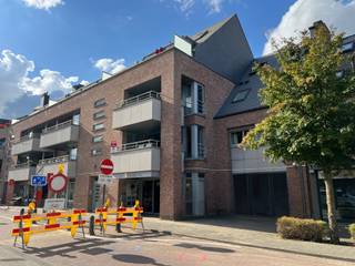 Groot appartement met 2 slaapkamers te huur in Lommel-centrum: * Indeling: inkomhal, toilet, woonkamer, keuken, veranda, nachthal, 2 slaapkamers,...
