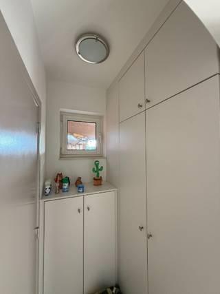 In Bergom, Herselt, bieden wij dit lichtrijke appartement aan op de tweede verdieping van een gebouw uit 2005. Met een oppervlakte van 101 m² volgens het EPC, twee slaapkamers, een terras en een lift combineert het appartement een praktische indeling met comfortabel wonen. Het pand is momenteel verhuurd aan een uitstekende huurder en is daardoor ook bijzonder interessant voor investeerders.<br />Je komt binnen via de inkomhal met ingemaakte kasten, die handige opbergruimte bieden voor jassen, schoenen en dagelijkse spullen. Het afzonderlijke gastentoilet vult de praktische indeling aan.<br />De ruime leefruimte vormt het hart van het appartement. De lichtinval en de open verbinding met de keuken zorgen voor een aangenaam ruimtelijk gevoel. Er is plaats voor zowel een gezellige zithoek als een eethoek, waardoor wonen, koken en samen tafelen mooi op elkaar aansluiten. De ingerichte keuken maakt deel uit van het geheel en laat toe om tijdens het koken contact te houden met familie of bezoek.<br />Aansluitend bevindt zich een afzonderlijke berging met wasplaats. Deze biedt ruimte voor de wasmachine, huishoudmateriaal en voorraad: een nuttige aanvulling op de aanwezige opbergmogelijkheden.<br />Het appartement beschikt over twee slaapkamers, waarvan één met een dressing. De tweede kamer kan naar behoefte worden ingericht als slaapkamer, logeerkamer of thuiskantoor. De badkamer is uitgerust met een inloopdouche en een dubbele wastafel.<br />Het terras vormt een aangename buitenruimte waar je een zitje kunt inrichten en ontspannen in de openlucht. De zonneluifel biedt beschutting tegen de zon. Bovendien is er een praktische buitenberging aanwezig.<br />Ook technisch beschikt het appartement over verschillende troeven. De verwarming gebeurt via een individuele condenserende aardgasketel. Het recente EPC bedraagt 120 kWh/m² per jaar, goed voor energielabel B. De elektrische installatie is conform en er zijn individuele meters voor water, gas en elektriciteit. De lift maakt de tweede verdieping vlot bereikbaar.<br />Voor investeerders biedt de bestaande verhuring een concreet vertrekpunt. De contractuele huurprijs bedraagt €850 per maand, vermeerderd met €50 forfaitaire gemeenschappelijke kosten. De negenjarige huurovereenkomst ging in op 7 november 2025. De combinatie van een uitstekende huurder, een praktische indeling en een gunstig EPC-label maakt dit appartement een interessante vastgoedbelegging.<br /> 