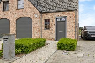 <p><span>Recente gezinswoning op een uitstekende locatie in Sint-Gillis-Waas</span></p><p><span> </span></p><p><span>Dit betreft een recente, gunstig gelegen woning met een inpandige garage, 3 slaapkamers en een zonnige tuin met zicht op de velden.</span></p><p><span>De woning is gelegen in gehucht 'T Kalf op een vlot bereikbare locatie via zowel E34 (Antwerpen-Gent) als N403 (Sint-Niklaas-Hulst) en in de directe nabijheid van het Stropersbos.</span></p><p><span>De aantrekkelijke bouwstijl, het schitterende uitzicht en de uitgestrekte oprit + inpandige garage zijn enkele van de troeven.</span></p><p><span> </span></p><p><span>INDELING</span></p><p><span> </span></p><p><span>Gelijkvloers: </span></p><p><span>Oprit met plaats voor meerdere wagens.</span></p><p><span>Inkomhal met vestiaire en gastentoilet.</span></p><p><span>Lichtrijke woonkamer (43m²) met open keuken en 100% interactie tot de tuin &amp; terras.</span></p><p><span>Hedendaags uitgeruste keuken.</span></p><p><span>Berging aan de keuken met o.a. aansluiting voor wasmachine.</span></p><p><span>Garage met automatische sectionaalpoort.</span></p><p><span>Zonnige tuin met aangelegd terras en schitterend uitzicht over de achtergelegen velden en het Stropersbos.</span></p><p><span> </span></p><p><span>1e verdieping:</span></p><p><span>3 comfortabele slaapkamers (19m², 18m² &amp; 14m²).</span></p><p><span>Badkamer met dubbel lavabomeubel, inloopdouche, bad en toilet.</span></p><p><span> </span></p><p><span>Zolder:</span></p><p><span>Zolder, bereikbaar via vaste trap en met mogelijkheid tot extra kamer.</span></p><p><span> </span></p><p><span>EXTRA</span></p><p><span>Bouwjaar 2015.</span></p><p><span>Hedendaags landelijke bouwstijl.</span></p><p><span>CV op aardgas.</span></p><p><span>PVC ramen met HR dubbele beglazing.</span></p><p><span>Conforme elektrische installatie.</span></p><p><span>Zonnepanelen aanwezig. </span></p><p><span>Aangename woonlocatie in gehucht 'T Kalf en met een zeer vlotte mobiliteit richting omliggende gemeenten &amp; steden (E34 + N403).</span></p><p><span>Mits Schilder -&amp; Lichte opfriswerken instapklaar.</span></p><p><span> </span></p><p><span> </span></p><p><span>EPC: A label - 71 kWh/m² </span></p><p><span>Wg - Vg - Vv - Gvkr - Gmo</span></p><p><span> </span></p>