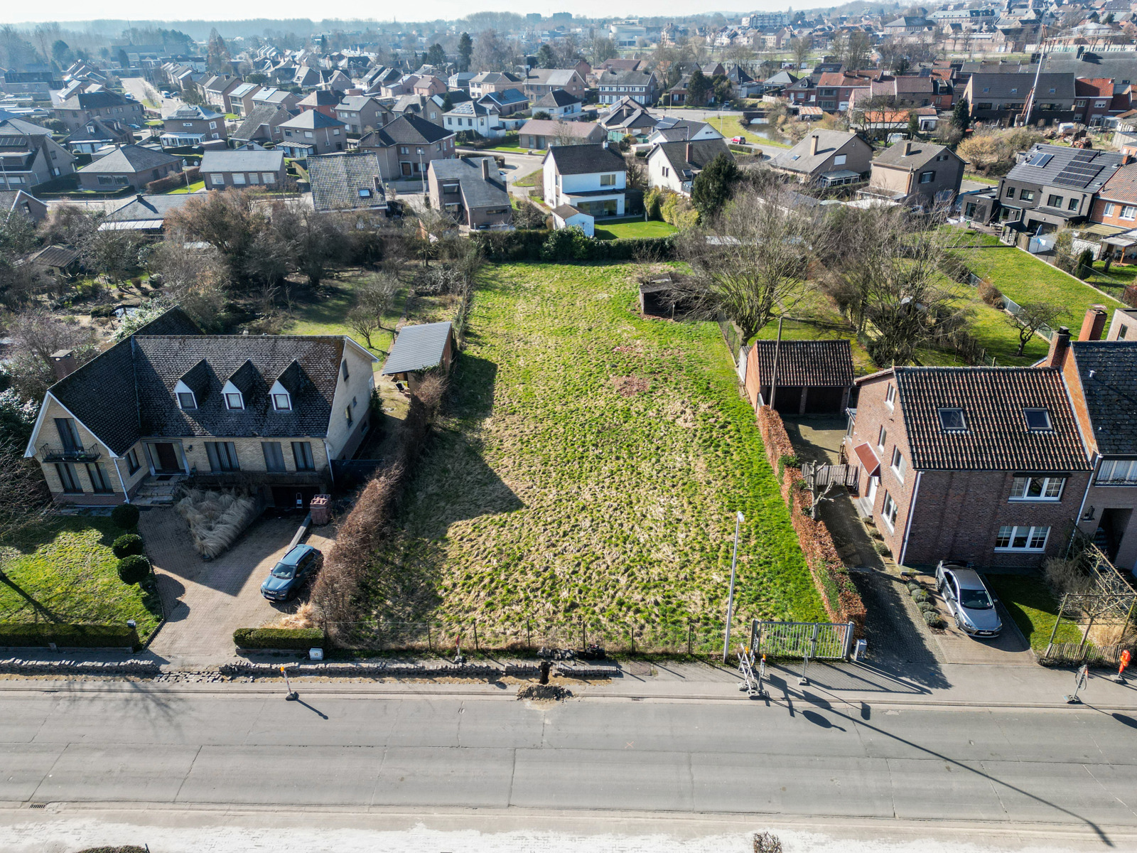 BOUWGROND 1.739 m² - OB - CENTRAAL - ACHTERGEVEL OP Z-W - foto 1