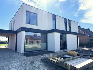 Zelfbouwers: opgelet! Een project waar je écht nog je ei in kwijt kan, want dit stulpje wordt casco verkocht. Met andere woorden: de inrichting is volledig up to you. Het zware werk is al gebeurd, dus jij kan meteen aan de afwerking beginnen.<br /><br />Naar smaak, maar vooral ook naar budget. Een keuken van 5000 EUR om effe mee te starten? Prima! Of liever all the way gaan, en eindelijk die droomkeuken van je moodboard op Pinterest laten plaatsen, met alles erop en eraan? Top!<br /><br />De woning wordt in zijn huidige staat verkocht, dus je kan meteen aan de slag. En vergis je niet: het is géén dertien-in-een-dozijn-woning. Check die hoge plafonds, de grote ramen, de fantastische blokdeuren en de speelse indeling.<br /><br />Liever een plan op maat, en graag (deels) laten afwerken? Ook dat kan. We gaan dan graag met jou rond tafel om te kijken wat voor jou mogelijk is. <br /><br />Graag wat meer info? We bezorgen je met plezier de plannen, of nog beter: we doen graag met jou een rondje in het huis om je te doen voelen hoe je toekomstige (t)huis er kan uitzien. <br /><br />Of we springen ’n keer binnen bij de buren. Niet enkel omdat het toevallig ook hele fijne mensen zijn, maar vooral ook omdat deze identieke woning al volledig werd afgewerkt.<br /><br />En dan heb je nog de straat: een heerlijk doodlopende stukje waar het rustig is. Altijd. Een (t)huis kan je aanpassen naar smaak, maar de locatie niet. En da’s dus misschien wel de grootste troef van deze gezellige woning.<br /><br />Dit is massieve houtbouw CLT, dus extreem duurzaam.<br />Verkoop onder 21% BTW.