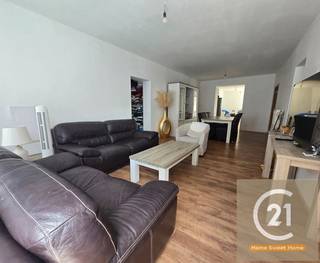 Deze woning op de begane grond combineert modern comfort met een bevoorrechte ligging. <br />Bij binnenkomst treedt u een lichte leefruimte binnen met een praktische en aangename indeling. De keuken komt uit op een eigen binnenplaats, perfect om te genieten van mooie dagen, een etentje met vrienden te organiseren of gewoon in alle rust te ontspannen.<br />Het appartement heeft twee slaapkamers, een badkamer, twee aparte toiletten en een keuken die u zelf kunt kiezen op basis van uw dagelijkse gewoonten en behoeften. De nieuwe kozijnen met elektrische rolluiken zorgen voor een uitstekende geluids- en warmte-isolatie, wat bijdraagt aan een energiezuinig gebouw en lagere energierekeningen.<br />Een andere zeldzame troef in het stadscentrum: een privégarage is verplicht bij het appartement inbegrepen voor 21.000 € extra, waardoor u altijd verzekerd bent van een veilige parkeerplaats.<br />Dankzij de ligging in het hart van Vilvoorde zijn alle voorzieningen direct bereikbaar: winkels, scholen, openbaar vervoer en belangrijke verkeersaders. Dit appartement is een ideale kans voor een koppel, een klein gezin of een investeerder die op zoek is naar een woning zonder renovatiewerkzaamheden, die comfort, functionaliteit en rendement combineert.<br />Voor meer informatie kunt u onmiddellijk contact met ons opnemen en onze website www.Century21hsh.be bezoeken.