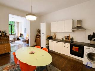 <p><span>Informations sur l'appartement </span></p><p><span>Appartement lumineux de 2 chambres à coucher avec terrasse orientée vers le sud dans un emplacement de choix au Zuid. Cet agréable appartement d'environ 76 m² est situé au premier étage d'un petit immeuble (sans ascenseur) et jouit d'une excellente situation dans la rue animée Volkstraat, à quelques pas du Zuid. Le salon confortable d'environ 15 m² est baigné de lumière naturelle grâce à de grandes fenêtres. La cuisine semi-ouverte adjacente est équipée d'une plaque de cuisson électrique, d'un four, d'une hotte aspirante, d'un lave-vaisselle, d'un réfrigérateur avec congélateur séparé et d'un évier. L'appartement dispose de deux chambres spacieuses d'environ 15,5 m² et 10,5 m² respectivement. Les deux chambres sont situées à l'avant du bâtiment, sont recouvertes de parquet et bénéficient d'une belle hauteur sous plafond. A l'arrière se trouve une terrasse d'environ 3 m² orientée vers le sud. La salle de bains est équipée d'une douche dans une baignoire et d'un lavabo. Il y a également des toilettes séparées pour les invités. Les charges communes mensuelles s'élèvent à 110 et comprennent la consommation des parties communes ainsi qu'une provision pour la consommation d'eau privée. Grâce à sa situation centrale, vous bénéficiez d'un large éventail de cafés, de restaurants et de magasins agréables dans les environs immédiats.</span></p><p><span> </span></p><p><span>Aménagement</span></p><ul><li><span>Hall d'entrée spacieux.</span></li><li><span>Salle de séjour (environ 15,5m²) très lumineuse grâce aux grandes fenêtres et aux hauts plafonds.</span></li><li><span>Cuisine ouverte (environ 15,5m²) avec cuisinière électrique, four, réfrigérateur avec congélateur séparé, évier, lave-vaisselle et hotte aspirante.</span></li><li><span>Terrasse (environ 3m²) à l'arrière du bâtiment.</span></li><li><span>Chambre 1 (env. 10,5m²) sur parquet, à l'avant du bâtiment.</span></li><li><span>Chambre 2 (env. 5,5m²) avec hauts plafonds, à l'avant du bâtiment. </span></li><li><span>Salle de bains carrelée avec douche et lavabo.</span></li><li><span>Toilettes séparées.</span></li></ul><ul><li><span>Branchement pour machine à laver dans la cuisine.</span></li><li><span>Beaucoup de lumière dans tout l'appartement.</span></li><li><span>Hauts plafonds.</span></li></ul><p><span> </span></p><p><span>Informations sur la location :</span></p><ul><li><span>Loyer : 800 EUR/mois + 110 EUR/mois</span></li><li><span>Disponibilité : 01/09/2026.</span></li></ul><ul><li><span>Frais généraux : 110 EUR/mois : consommation des parties communes et provision pour l'utilisation privée de l'eau</span></li><li><span>Consommation : compteur communal pour l'eau, compteur individuel pour l'électricité. Le gaz n'est pas présent.</span></li><li><span>Garantie locative : 3 mois</span></li><li><span>Frais d'emménagement (obligatoire) : 200 EUR hors TVA, à payer par les deux parties</span></li></ul><p><span> </span></p><p><span>Immeuble :</span></p><ul><li><span>Immeuble en bon état composé de 4 étages avec mezzanines. Magasin au rez-de-chaussée et 1 appartement par étage et mezzanine.</span></li><li><span>Pas d'ascenseur disponible.</span></li><li><span>Interphone disponible.</span></li></ul><p><span> </span></p><p><span>Emplacement :</span></p><ul><li><span>Situé dans la célèbre Volkstraat au sud !</span></li><li><span>Cafés et restaurants agréables dans la rue et à proximité.</span></li><li><span>Transports en commun et stations de vélo.</span></li><li><span>MOBISCORE : 9,5/10 !</span></li></ul><p><span> </span></p><p><span>*Les informations contenues dans ce prospectus sont données à titre indicatif : les candidats locataires doivent faire leur propre affaire de l'obtention, de la vérification et de l'interprétation de ces informations.</span></p>
