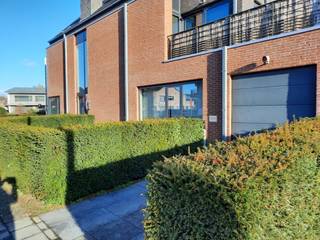 Ondergrondse autostaanplaats (nummer 6) met automatische poort op een uitstekende ligging in Geel!<br /><br />Huurprijs: €50,00 per maand. <br /><br />De huurwaarborg bedraagt €100,00. <br /><br />Voor meer info kan u ons contacteren via info@vastengoed.be of 014/72 73 74!