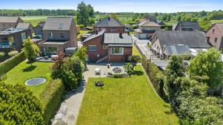 <div>
<div>
<div>
<p>Deze charmante woning in de Vroentestraat 8 te Halen heeft het allemaal: rust, groen en sereniteit. Met een gunstige ligging nabij de N2 en de E314, op fietsafstand van het bruisende centrum van Halen en slechts 3 km verwijderd van winkels, restaurants, apotheken en andere voorzieningen, is deze woning een oase van gemak.</p>
<p>Naast de vele mogelijkheden om de woning naar eigen smaak te renoveren, is de locatie alvast adembenemend. Omringd door weelderig groen en gelegen in een doodlopende straat, geniet je hier van ultieme rust en privacy. Met een ruim perceel van bijna 2200 m² en een bewoonbare oppervlakte van 150,00 m² is dit de ideale plek voor iedereen die zowel binnen als buiten wil genieten van rust en comfort.</p>
<p>De woning heeft momenteel drie slaapkamers, een ruime woonkamer en een enorme keuken met zicht op de prachtige tuin.<br />Het gelijk vloers doet dienst als een klassieke kelder/garage, perfect voor het veilig parkeren van je wagen of voor het opbergen van extra spullen. Dit ontwerp zorgt voor een subtiele en harmonieuze overgang van het gelijkvloers naar de eerste verdieping.</p>
<p><span>Mis deze unieke kans niet. Neem vandaag nog contact met ons op om een afspraak te maken!<br /><br />info@immomezza.be<br />www.immomezza.be</span></p>
</div>
</div>
</div>