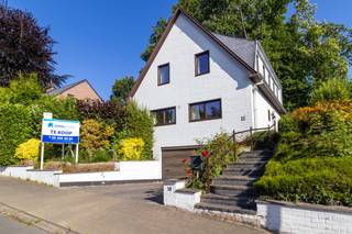 In een van de meest charmante straatjes van de residentiële wijk Armendaal in Everberg wacht deze prachtig onderhouden viergevelwoning op haar...