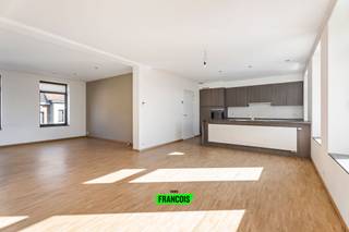 In het centrum van Zonnebeke nabij de A19 en verschillende handelszaken bevindt zich dit pand op een perceel van 549 m². In 2015 werd het gebouw volledig gerenoveerd waardoor het nu bestaat uit een handelsruimte van 82 m² en een duplex appartement van 124 m². <br /><br />Het appartement wordt betreden via een aparte inkomdeur en bestaat uit een centrale gang met berging en toilet, een volledig geïnstalleerde keuken, ruime en lichtrijke eetruimte en een gezellige zithoek. Dankzij de vele ramen geniet het gelijkvloers van veel lichtinval en zicht op de tuin. <br /><br />Op het eerste verdiep bevinden er zich 3 ruime slaapkamers en de badkamer met douche, wastafel en ligbad. <br /><br />Buiten vinden we nog de rustige en privatieve tuin. Dankzij mooie hagen en de oriëntatie kan men volledig tot rust komen in de tuin. <br /><br />Het appartement is onmiddellijk beschikbaar.<br /><br />