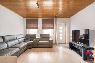 en je op zoek naar een gezellige woning met 3 slaapkamers, oprit en terras op een vlot bereikbare ligging? Gevonden!

<p>Deze charmante woning ligt op amper 5 minuten fietsen van de Grote Markt en het station, terwijl ook winkels, scholen, sporthal en belangrijke invalswegen zich vlakbij bevinden. Een centrale ligging die zowel voor eigen bewoning als voor verhuur bijzonder interessant is. Voor investeerders biedt deze eigendom bovendien een potentieel rendement van 4 à 5%!</p>

<p>De woning onderging al verschillende vernieuwingen zoals keuken en badkamer. Ook werden de boiler en pelletkachel vernieuwd in 2019. Er geldt een renovatieverplichting, maar door het isoleren van het hoofddak kan je het EPC meteen verbeteren naar label C.</p>

<p>Op het gelijkvloers kom je binnen in de leefruimte die naadloos overgaat in de vernieuwde keuken, uitgerust met oven, keramische kookplaat en dubbele spoelbak. Aansluitend vind je een aparte berging met wasplaats. De vernieuwde badkamer is praktisch ingericht met toilet, inloopdouche en lavabo. Achteraan geniet je van een gezellig terras met poort, waardoor je eenvoudig een oprit kan creëren en fietsen of bezoekers langs achter toegang hebben.</p>

<p>Op de eerste verdieping bevinden zich twee slaapkamers en via een vaste trap bereik je de derde slaapkamer onder het dak.<br />Een ideale starterswoning of een slimme investering op een sterke ligging met groeimogelijkheden!</p>

<p>Interesse om dit pand zelf te ontdekken en het rendement of wooncomfort met eigen ogen te beoordelen? Contacteer ons vandaag nog en plan je bezoek!</p>