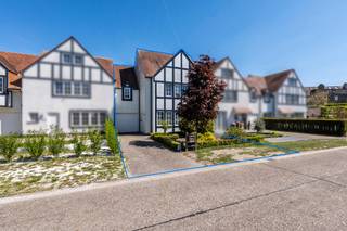 <span>Charmante "cottage style" woning met o.a: 4 slaapkamers, 2 badkamers, garage en gezellige tuin.</span><br /><span>De in 2002 gebouwde woning is met zijn 240m² bewoonbare oppervlakte verrassend ruim, heeft energielabel B en een goedgekeurde electriciteit installatie. Gunstige ligging op loopafstand van alle voorzieningen en nabij de Nederlandse grens.</span><br /><br /><span>Gelijkvloers:</span><br /><span>De inkomhal met gastentoilet biedt toegang tot de ruime woonkamer voorzien van een natuurstenen vloer. <br />De keuken is halfopen en is compleet ingericht met keramische kookplaat, combi-oven, grote koelkast, vaatwasmachine en granieten werkblad. De aangrenzende berging geeft toegang tot de inpandige garage met automatische poort. Hier zijn tevens de aansluitingen voor wasapparatuur voorzien. </span><br /><br /><span>Eerste verdieping:</span><br /><span>De houten trap brengt u tot de verdieping. Hier treft u ruime slaapkamers, waarvan 1 met eigen badkamer voorzien van een dubbele wastafel en een douche.</span><br /><span>Verder op deze verdieping een tweede badkamer met toilet, dubbele wastafel, ligbad en douche.</span><br /><br /><span>Tweede verdieping:</span><br /><span>Via vaste trap te bereiken. Hier treffen we nog de vierde slaapkamer en mogelijk vijfde slaapkamer.</span><br /><span>Verder is er op deze verdieping nog een bergzolder. </span><br /><br /><span>Tuin:</span><br /><span>gezellige tuin op het oosten met terras. Achteraan in de tuin treft u een ruime tuinberging.</span><br /><br /><span>Bijzonderheden:</span><br /><span>- centrale ligging in centrum Poppel, op loopafstand van alle voorzieningen en nabij Nederlandse grens.</span><br /><span>- Ruime woning, ideaal voor groot gezin</span><br /><span>- verwarming op aardgas - vloerverwarming beneden.</span><br /><span>- EPC B en goedgekeurde electriciteit.</span><br />Stedenbouwkundige inlichtingen in aanvraag