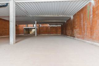 Dit nieuwbouw handelsgelijkvloers bevindt zich in het centrum van Aalst op een commerciële topligging nabij winkels, scholen, station,...