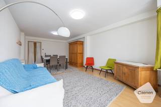 Het appartement beschikt over een oppervlakte van <strong>82 m²</strong> en biedt een aangename, <strong>lichtrijke leefruimte</strong> met <strong>aansluitende keuken.</strong> Verder zijn er <strong>twee comfortabele slaapkamers</strong>, een <strong>badkamer</strong>, een <strong>apart toilet</strong> en <strong>twee praktische bergingen </strong>aanwezig.<br />Achter het gebouw bevindt zich een <strong>privégarage (verkoopprijs: €30.000) met afmeting 2,4mx5m</strong> waar plaats is voor één wagen. Daarnaast is er op het gelijkvloers een <strong>gemeenschappelijke fietsberging</strong> voorzien.<br />Het appartement heeft een <strong>EPC-label C</strong> en is <strong>asbestveilig</strong>, wat zorgt voor een zorgeloze woonervaring.<br /> 