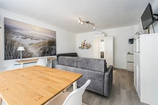 <p>Gerenoveerd appartement in het centrum van Koksijde, vlak bij winkels, openbaar vervoer en de zee.</p>

<p> </p>

<p>Dit verzorgd appartement combineert een centrale ligging met een vernieuwd interieur en een praktische indeling. Gelegen in het bruisende centrum van Koksijde geniet u hier van een vlotte bereikbaarheid en alle voorzieningen binnen handbereik. Dankzij de renovatie biedt het appartement een frisse en aangename woonomgeving, ideaal als vaste verblijfplaats, tweede verblijf aan zee of investering. De lichtrijke leefruimte en de functionele slaaphoek zorgen voor optimaal comfort in een compacte woonvorm. Bovendien beschikt het appartement over een gunstig EPC-label B.</p>

<p> </p>

<p>Belangrijkste ruimtes:<br />• Inkomhal met vlotte toegang tot de verschillende ruimtes<br />• Lichtrijke living met aangename leefruimte<br />• Praktische keuken met functionele indeling<br />• Badkamer uitgerust met basiscomfort<br />• Afzonderlijk toilet<br />• Slaaphoek geïntegreerd in het appartement</p>

<p> </p>

<p>Troeven:<br />• Gerenoveerd appartement met frisse uitstraling<br />• Centraal gelegen in Koksijde, nabij winkels en openbaar vervoer<br />• Interessant als tweede verblijf of investering aan zee</p>

<p> </p>

<p>Neem vandaag nog contact op voor een bezoek.</p>

<p> </p>

<p>JOUW DROOMAPPARTEMENT. ZO GEVONDEN!</p>