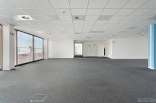 In Zwevegem treffen we deze kantoren vlak bij af- en oprittencomplex E17  ZwevegemKantoorruimte van 273 m2  met zeer vlotte verbinding naar E17 en...