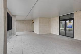 Deze casco kantoorruimte is gelegen op een invalsweg van Veurne met vlotte toegang tot E40, Veurne & de kust. De prachtige zichtlocatie met heel...