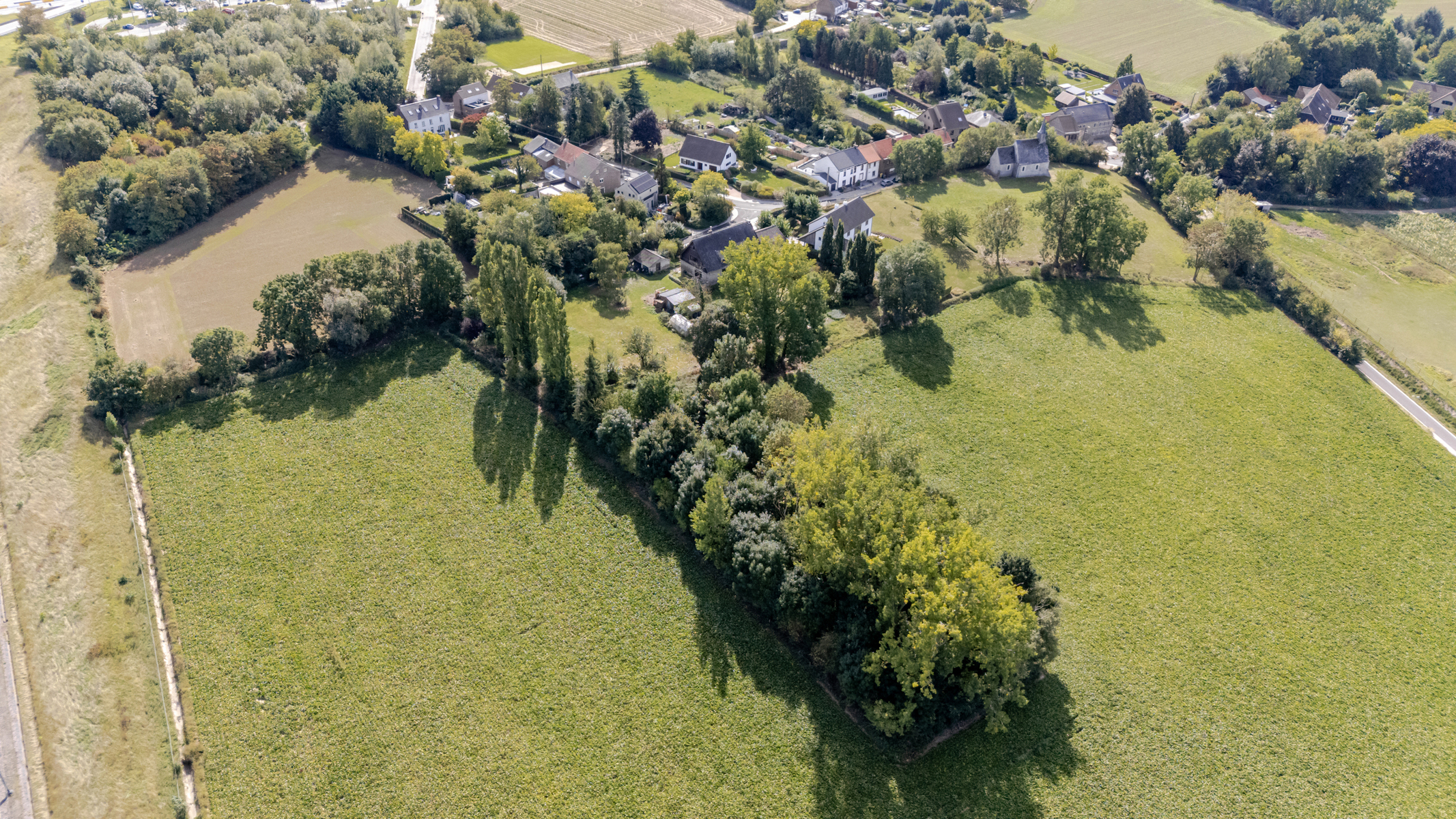 Characterful Living in a Dreamlike Green Setting - photo 2